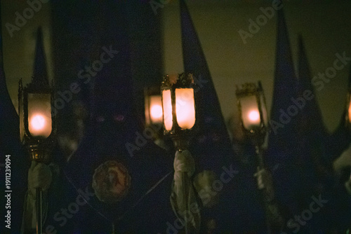 Desfile religioso con túnicas desde una iglesia con tintes góticos y tenebrosos