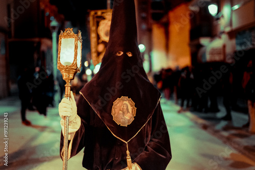 Desfile religioso con túnicas desde una iglesia con tintes góticos y tenebrosos