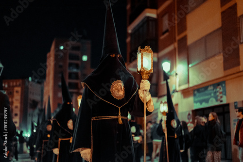 Desfile religioso con túnicas desde una iglesia con tintes góticos y tenebrosos