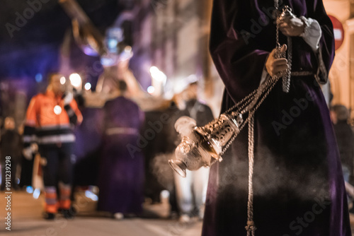 Desfile religioso con túnicas desde una iglesia con tintes góticos y tenebrosos