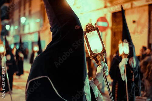 Desfile religioso con túnicas desde una iglesia con tintes góticos y tenebrosos