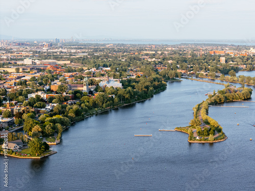 Foto Aerial view of Rene-Levesque Park lighthouse peninsula in Lachine, Montreal along St Lawrence River at sunset