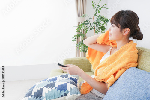 Obraz na plátně 自宅でテレビを見る女性