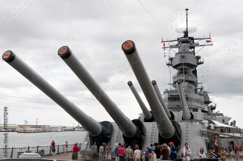USA, Hawaii, Oahu, Honolulu.  Pearl Harbor.  Main guns on the deck of the Battleship, USS Missouri.