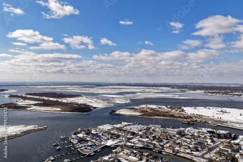 Obraz na plátně Oceanside, new york, showing an aerial panoramic view of a residential winter la