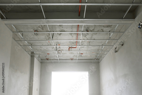 Bild auf Leinwand empty room in the structural preparation phase for ceiling installation in a high-rise residential construction project