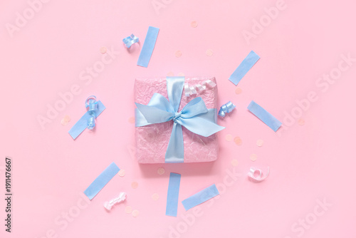 Gift box with serpentine an...