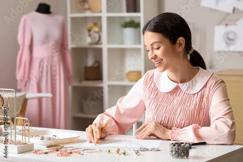 Female jewelry designer dra...