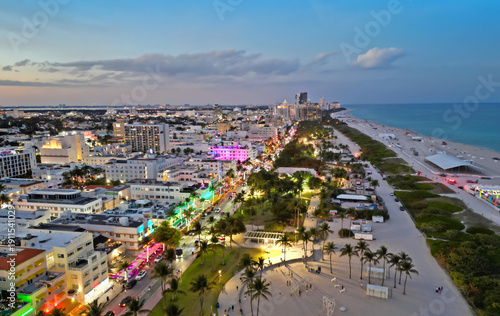 Foto Miami city with Ocean Drive night panorama