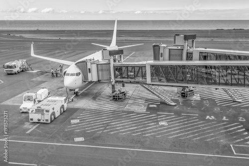 Wallpaper Mural avion sur le tarmac  Torontodigital.ca