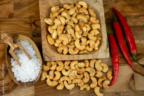 Nüsse vom Cashew Baum Anacardium occidentale mit Chilli und Meersalz
