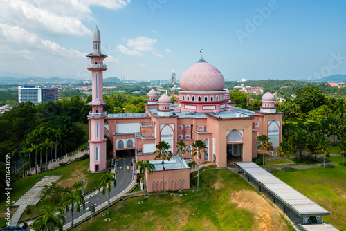 фотографія Aerial view of University Malaysia Sabah Masjid, UMS Mosque, located in kota kin