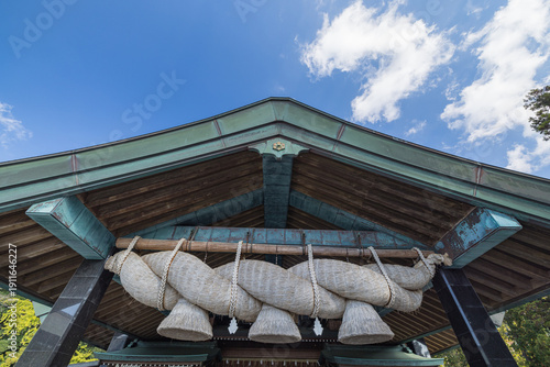 日本　島根県出雲市大社町にある出雲大社の神楽殿の大しめ縄