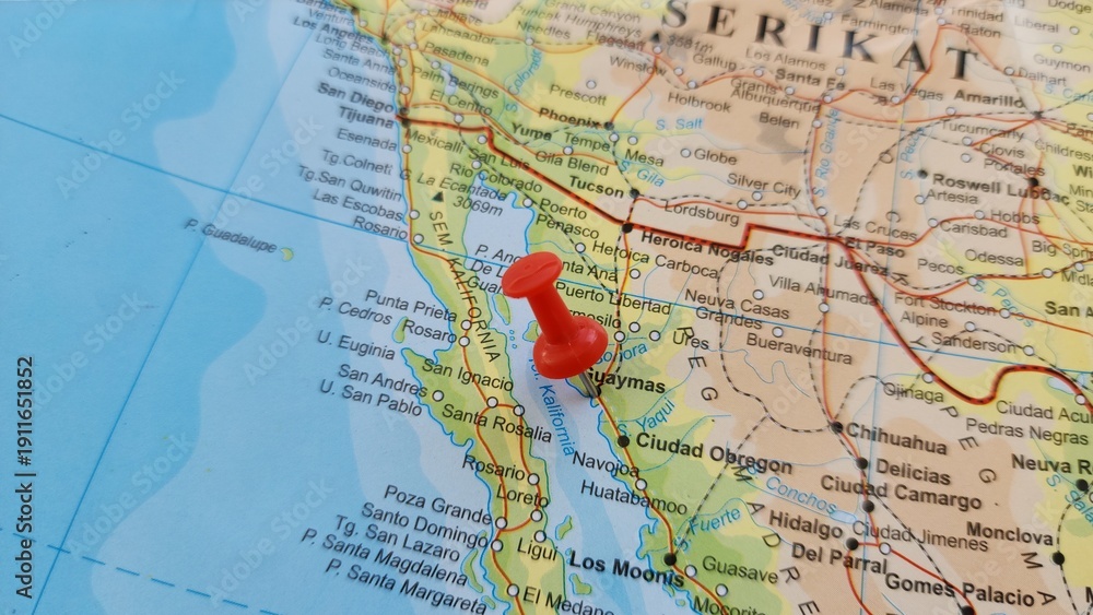 Obraz premium View of Guaymas, is a city in Guaymas Municipality, in the southwest part of the state of Sonora, in northwestern Mexico, on a geographical map of America, marked with red push pin