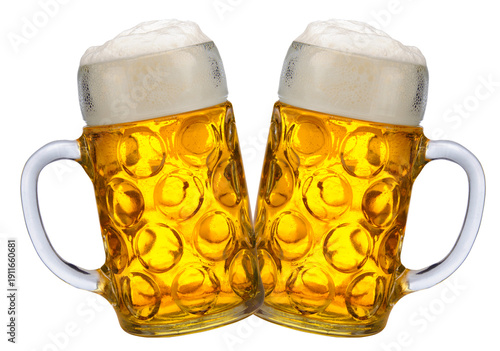 Bier im traditionellen bayerischen Masskrug zum Oktoberfest und isoliert als Freisteller über transparentem Hintergrund