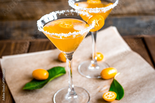 Cuadro en lienzo cocktail with kumquat on wooden background