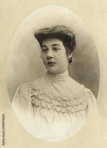 FOTO ANTICA CON RITRATTO DI GIOVANE DONNA IN POSA RITAGLIATO ALL'INTERNO DI UN OVALE