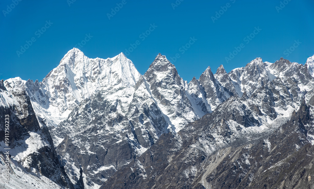 Obraz premium Untouched Himalayan Range with Dramatic Rocky Peaks.