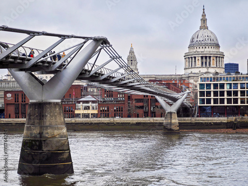 Tableau sur toile Millennium Bridge, South facade of St