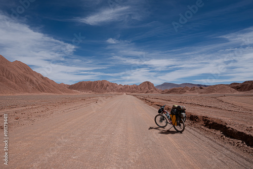 Tableau sur toile Breve descanso en carretera solitaria en el desierto
