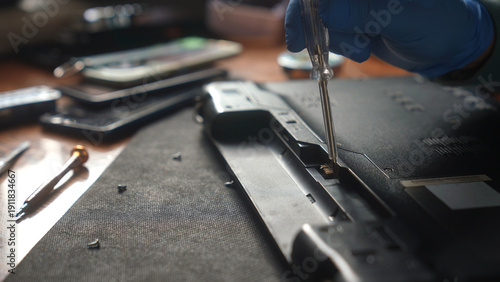 Fotografi A technician uses precision tools to carefully repair a laptop
