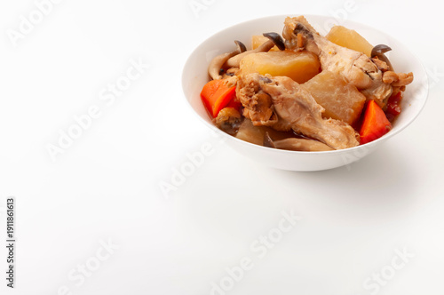 鶏手羽元と大根の煮物 人参としめじ入り 和風家庭料理