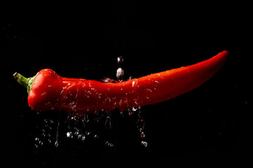 Papier peint photo Piments forts Piment rouge éclaboussure d'eau noire  © callmehella