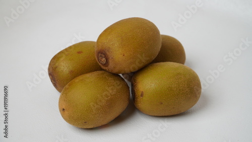 Foto Golden kiwi or also known as yellow kiwi, has a softer texture and a sweeter, less bitter taste compared to green kiwi isolated on a white background