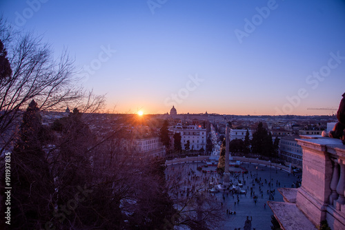 Fotografie Rome at dusk, where the sky melts from gold to rose to deep violet, and every rooftop catches fire for a moment before the night gently steals the light