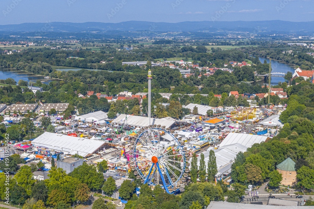 Obraz premium Ausblick auf das Gäubodenfest im niederbayerischen Straubing, zweitgrößtes Volksfest Bayerns