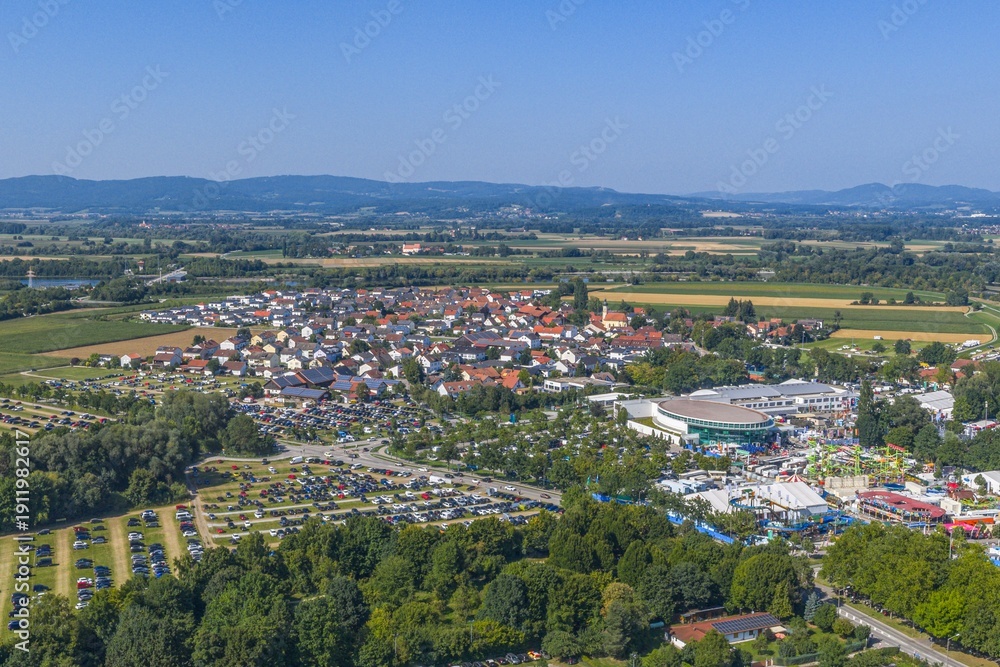 Obraz premium Ausblick auf das Gäubodenfest im niederbayerischen Straubing, zweitgrößtes Volksfest Bayerns