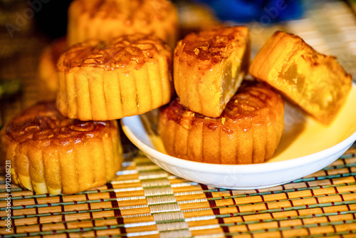 The Mid-Autumn Festival, also known as the Festival of Reunion, originated fromTang DynastyIt is not merely a festival but also an emotional symbol of the Chinese people.
