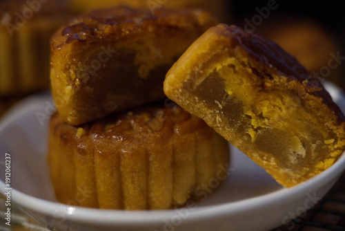 The Mid-Autumn Festival, also known as the Festival of Reunion, originated fromTang DynastyIt is not merely a festival but also an emotional symbol of the Chinese people.