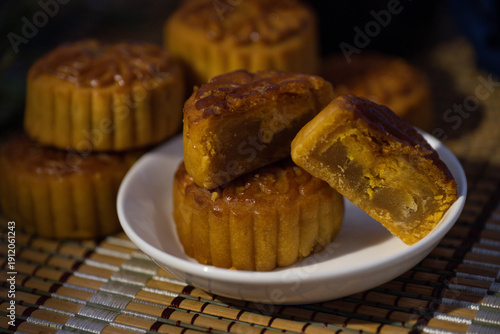 The Mid-Autumn Festival, also known as the Festival of Reunion, originated fromTang DynastyIt is not merely a festival but also an emotional symbol of the Chinese people.