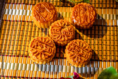 The Mid-Autumn Festival, also known as the Festival of Reunion, originated fromTang DynastyIt is not merely a festival but also an emotional symbol of the Chinese people.