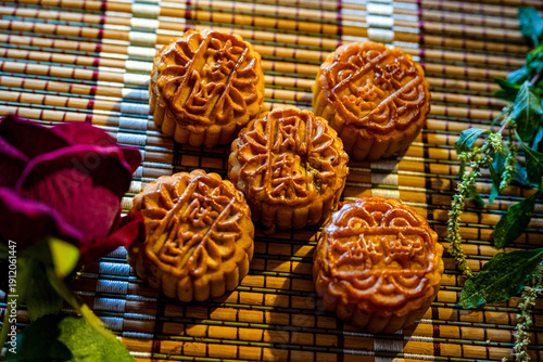 The Mid-Autumn Festival, also known as the Festival of Reunion, originated fromTang DynastyIt is not merely a festival but also an emotional symbol of the Chinese people.