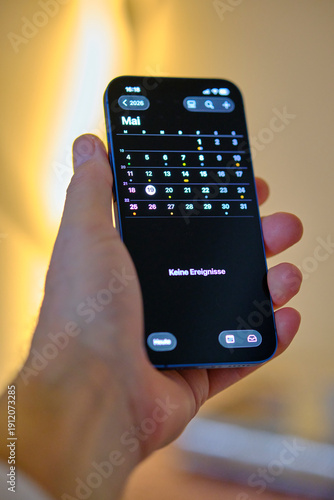 Handy Iphone in der Hand mit Kalender 