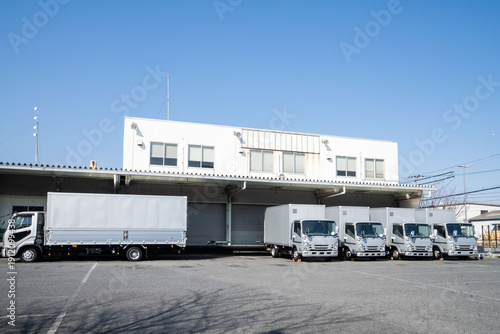 日本の物流、宅急便、運輸会社、物流センター、運送業、トラック、配達トラック、