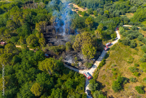 Fényképezés Aerial perspective on a wildfire containment operation