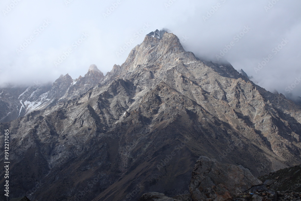 Obraz premium apovan Base Camp is a breathtaking high-altitude meadow nestled in the heart of the Indian Himalayas, From this pristine campsite, the majestic Mount Shivling rises sharply into the sky,