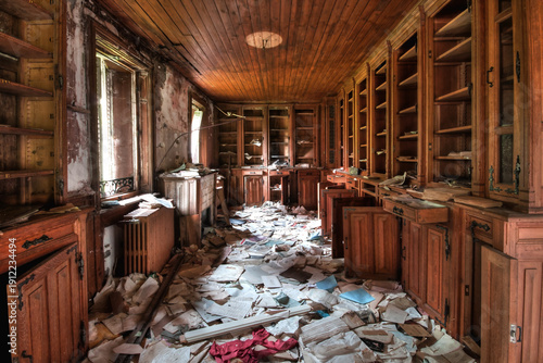 Tableau sur toile Abandoned library - urban exploration (urbex)