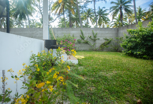 Foto Jardin fleuri tropical et son barbecue