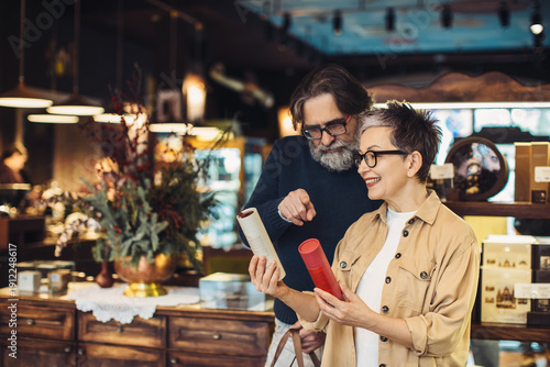 Foto Senior couple choosing products in a boutique store