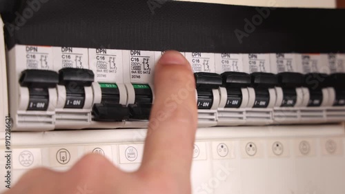 Tableau électrique domestique pendant une coupure d'électricité.