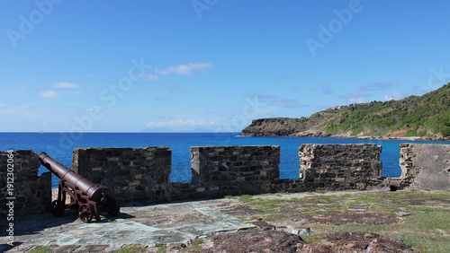 Foto English Harbour, Saint Paul, Antigua: View from Freeman’s Bay and Fort Berkeley at Nelson’s Dockyard over Caribbean sea to Montserrat island on horizon