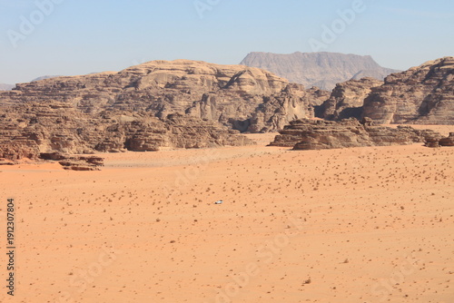 Obraz na plátne Sand dunes in a vast desert landscape under a clear sky