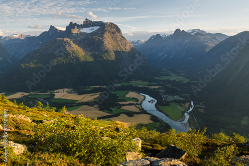 Quadro su tela Blick vom Aussichtspunkt Nesaksla nach Reinheimen, Andalsnes, More og Romsdal, N
