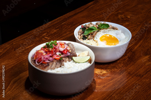 Rice bowl - miski z ryżem, kurczakiem orazwołowiną i siekanymi warzywami sambal na ostro oraz z jajkiem sadzonym