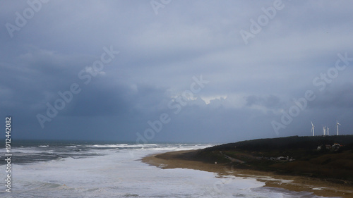The sea off Nazaré, Portugal, is so windy that wind turbines spin.포르투갈의 나자레 바다에는 바람이 많이 불어서 풍력발전기가 돌아갑니다.
