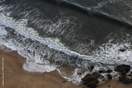 There are always big waves in the sea of ​​Nazare.나자레 바다에는 항상 큰 파도가 칩니다.